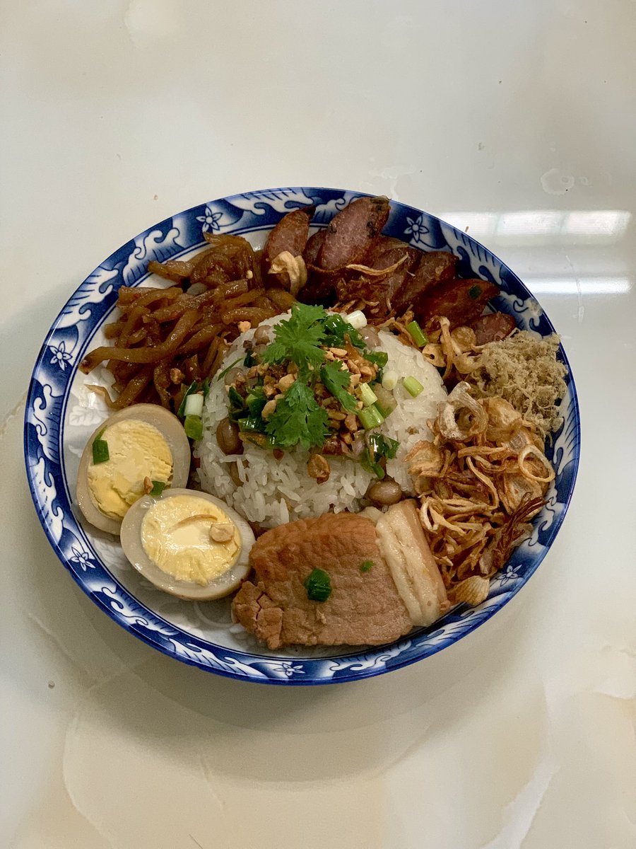 justwyn82's tweet photo. chiếc xôi đẫm lệ nũng nịu làm 6 tiếng ăn 10p :)))) https://t.co/jjCrMVmUcR