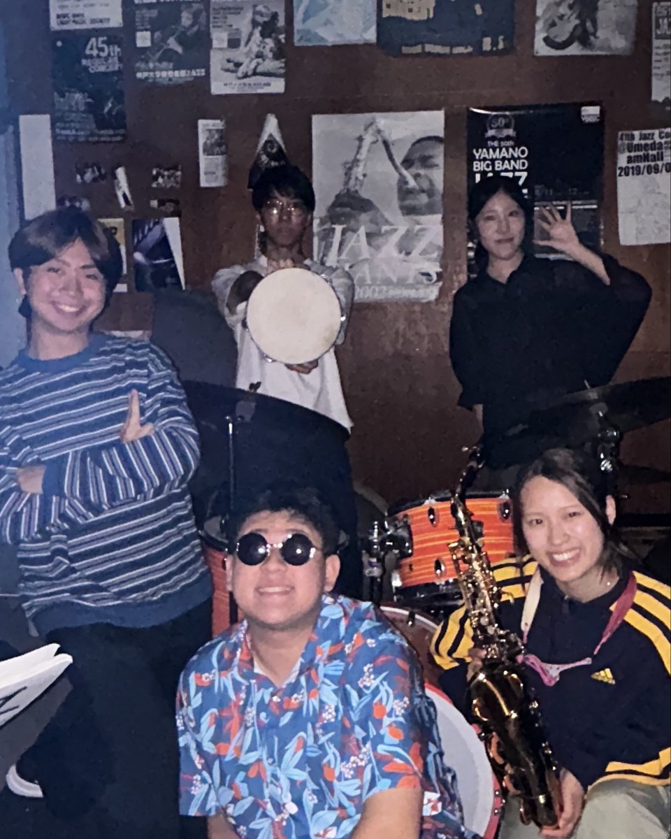 KobeunivJazz's tweet photo. 【ジャズコンサートバンド紹介①】
本日より神戸大学軽音楽部JAZZ第47回ジャズコンサートに出演するバンドを紹介します！

〈 Verdure 〉
はじめまして
verdureです
2回生4人と副部長のコンボでお届けします！
雰囲気の違う3曲をお楽しみいただけるよう頑張ってまいります！ https://t.co/tsE4EjTvzp