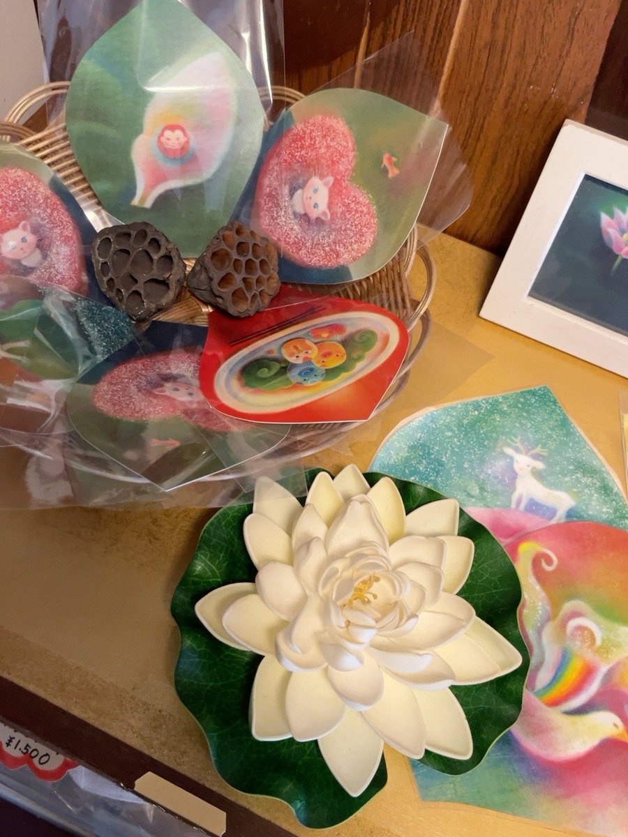 V_SEASON's tweet photo. いよいよ今週金曜日から
「散華舞」が始まります🪷

昨日の夜
前の展示を片付けて
パパパっと作品を置いてみました

まだ設営途中なんですが
少しずつ三畳間が
散華の景色に変わってきています

パステルで描いた散華
手描き一点ものの散華
栞や小作品たちも並ぶ予定

10/9(金)〜11/9(月)まで　#奈良 https://t.co/sIHAhb6WAC