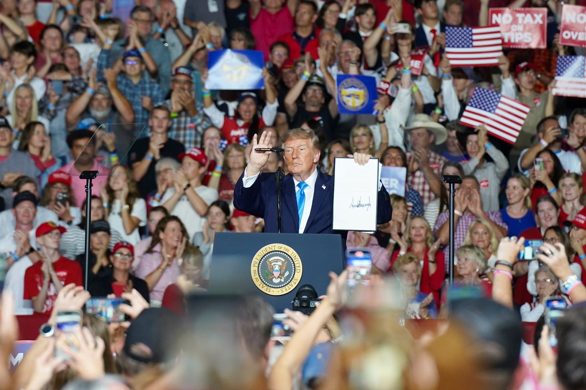 TravisWGillmore's tweet photo. @SusieWiles47 @WhiteHouse Thousands waited in line for hours in the nation’s Heartland, and the line stretched for longer than a mile shortly before the program began https://t.co/vx4tA73cry