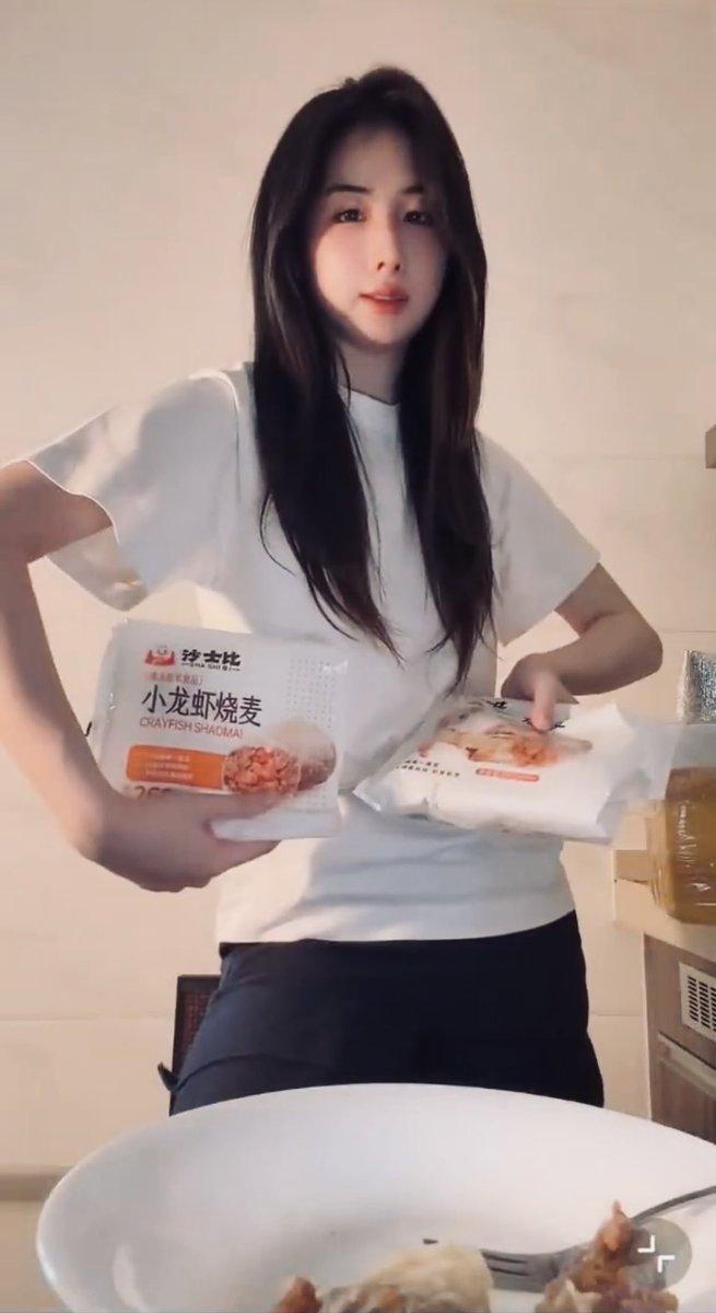 PwrPuff_Monkey's tweet photo. BabeBies & Yobies… 👀🥟

Did anyone else see Yo eating these dumplings on her live yesterday? They looked so good…😋

Now I’m curious too! If you wanna try the dumplings Yo was eating, you can find them here👇🏼

ChenPinSnack-辰品 https://t.co/Zy3siOjXew

🌏 International fans: DM me if you want to order and need some help with the process! It’s a bit confusing to get set up but it can be done~

Let’s go see what Yo was eating! 😜🥟❤️

#YokoApasra #โยโกะอาภัสรา