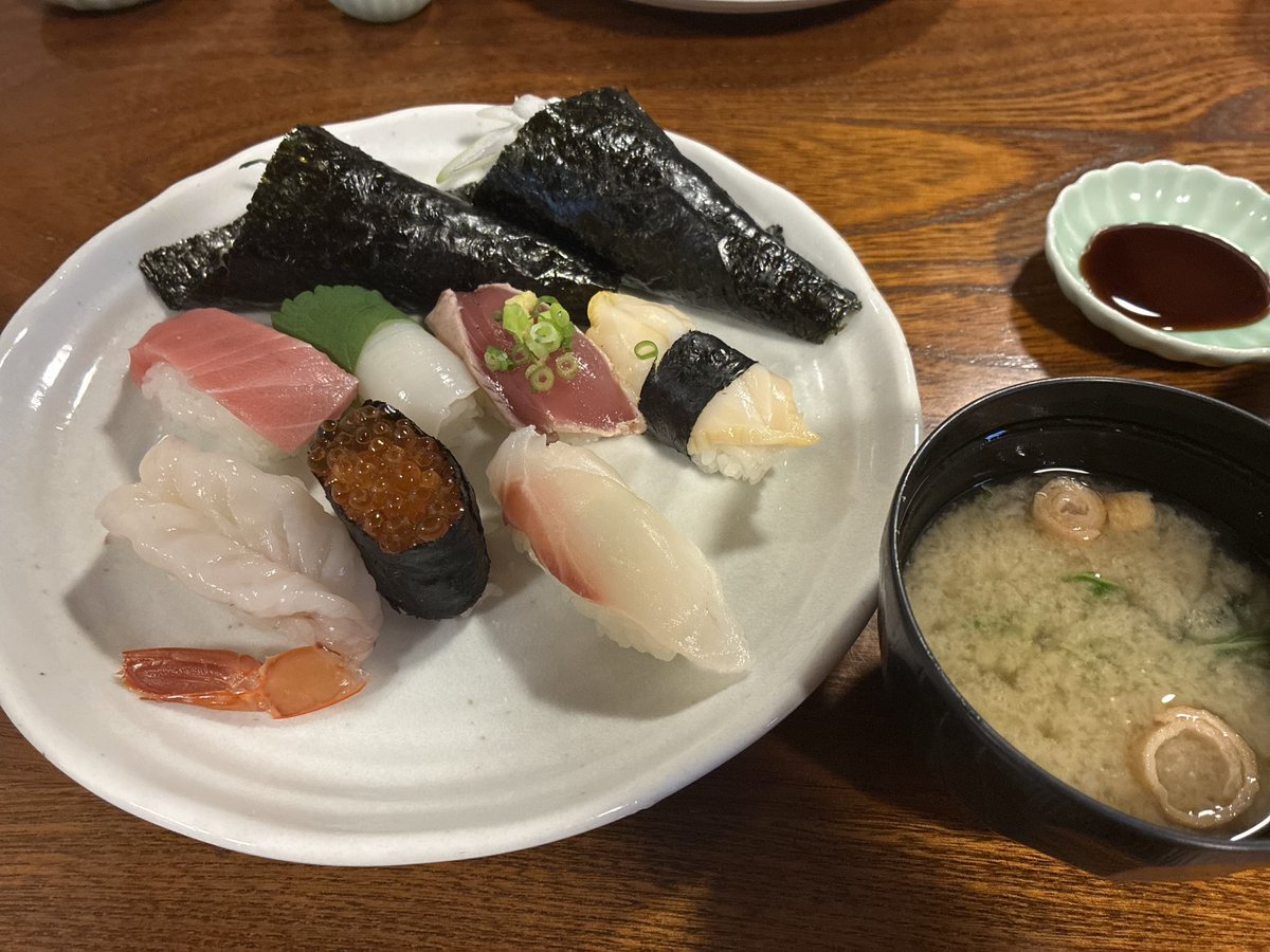 michicu3's tweet photo. おすしランチ🥳

どうしよう。
あと6人分くらい食べれる。足りない。 https://t.co/0EebtapHYT