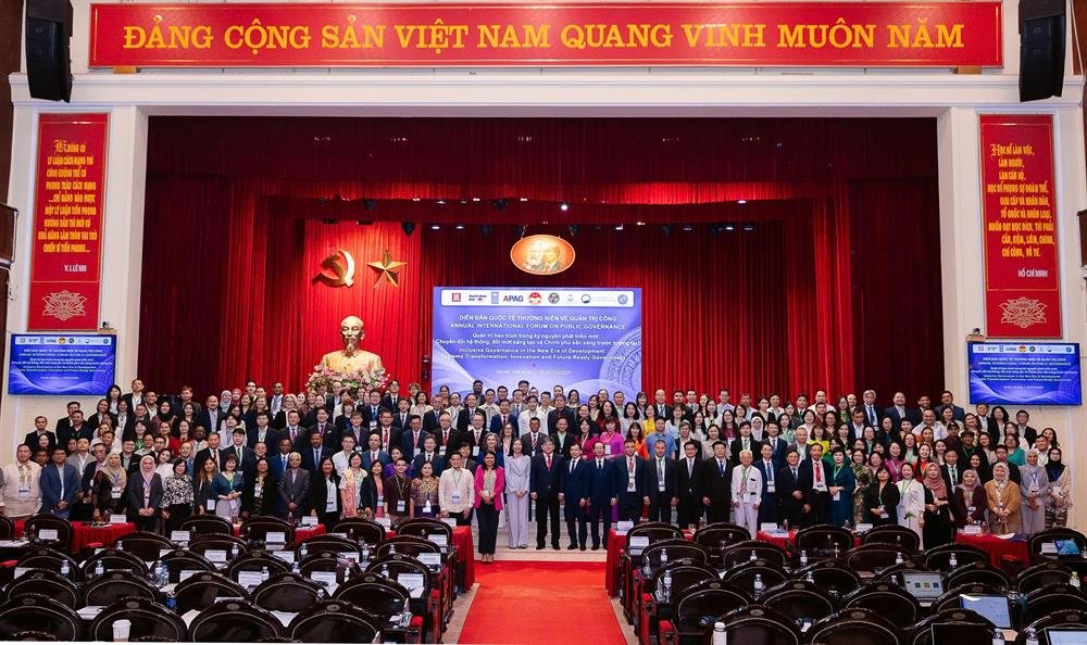 RPolancoF's tweet photo. Asistimos a la inauguración del Foro Internacional Anual de 2026 sobre Gobernanza Pública, organizado por la Academia Nacional de Política Ho Chi Minh y la Academia de Administración Pública y Gobernanza de #Vietnam.

El evento, que reúne representantes de más de 20 países, es convocado con el tema “Gobernanza inclusiva en una nueva era de desarrollo: transformación de sistemas, innovación y gobiernos preparados para el futuro”.

Tiene como objetivo identificar soluciones innovadoras para la reforma institucional, la reestructuración organizativa y la aplicación de la tecnología a la toma de decisiones.

La Academia de Administración Pública y Gobernanza de Vietnam ha mantenido fructíferos vínculos de colaboración con la Escuela Superior de Cuadros del Estado y el Gobierno de #Cuba .