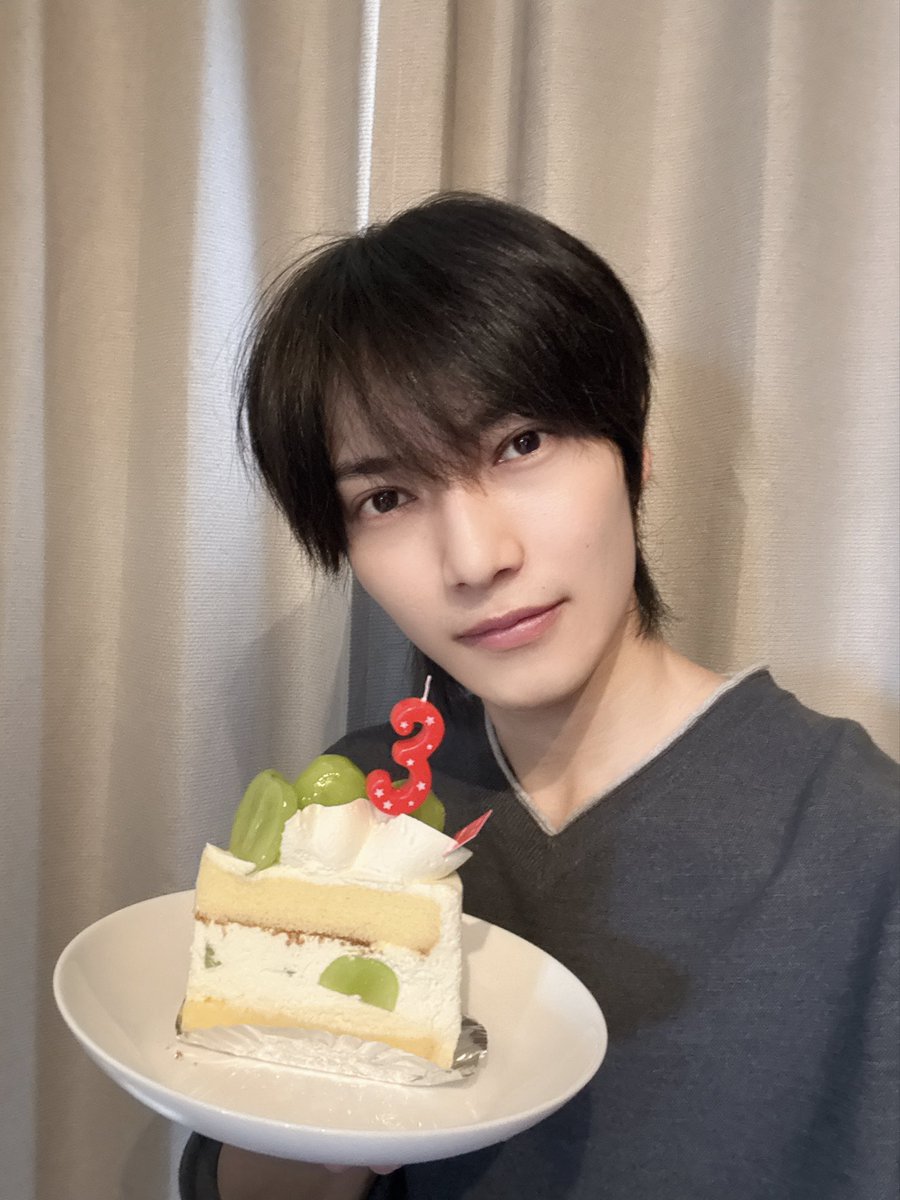 hiroki_kajita's tweet photo. 🪭祝【俳優デビュー三周年】🪭

温かい応援のおかげで三周年を迎えることが出来ました！！

誠にありがとうございます。

この一年は新しい気づきが多く、役者として目標がさらに増え大きくなりました❤️‍🔥

自分自身のことについても理解できてきたので四年目の目標は！！

焦らず、感覚を研ぎ澄まし、先に考えて、地道に努力することです。⚔️

この先も皆んなと夢を追いかけることが出来たらなと思います！

これからも応援よろしくお願いします！！☺️