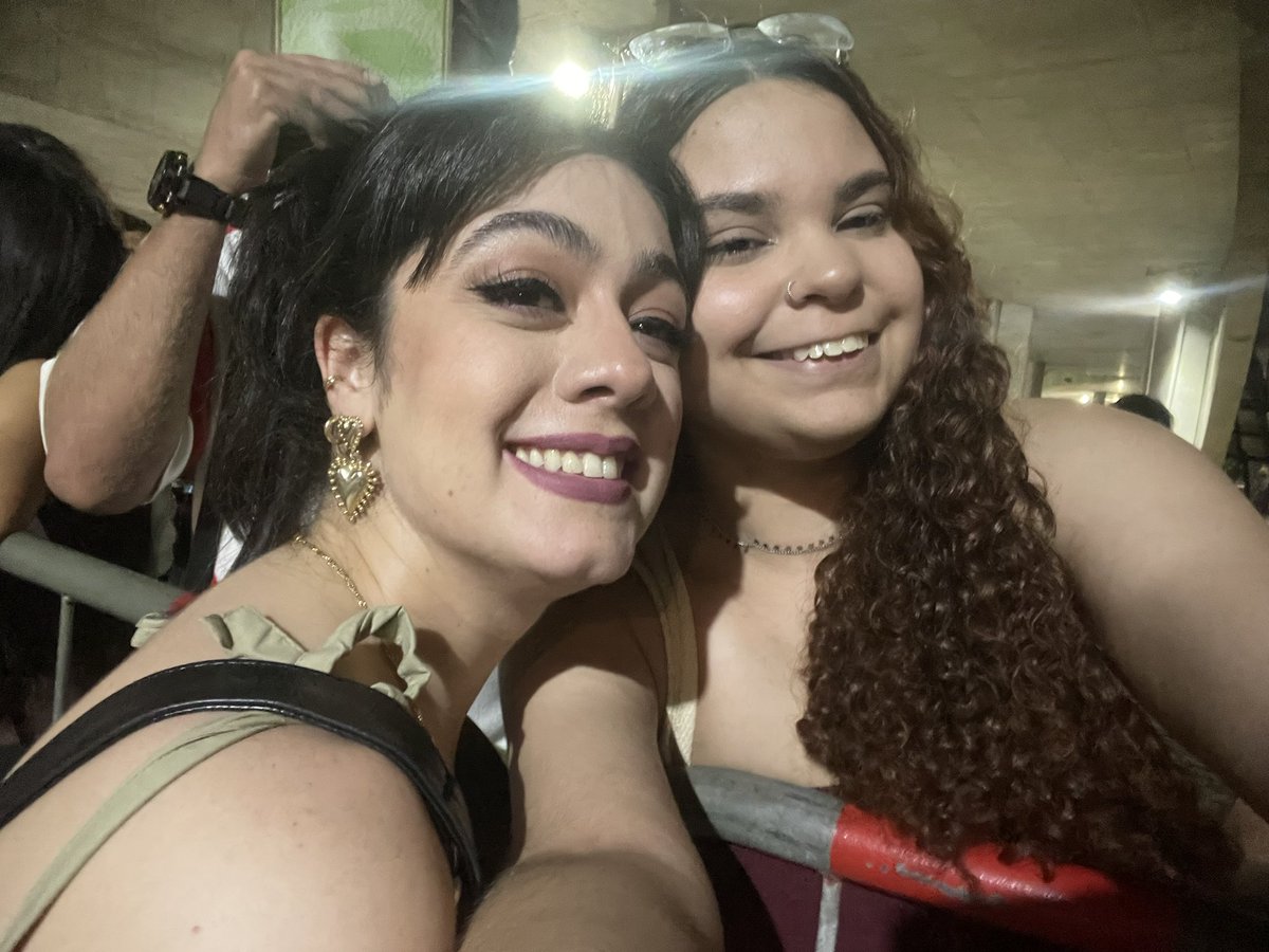 letfms's tweet photo. foi tão especial conhecer as irmãs do teatro musical 🥹 estarei acompanhando vocês em todos os palcos que eu puder, obrigada por tanto! 🫧💗💘 @montenegrom25 @pamelarossini8 https://t.co/jTuruNp3ZW