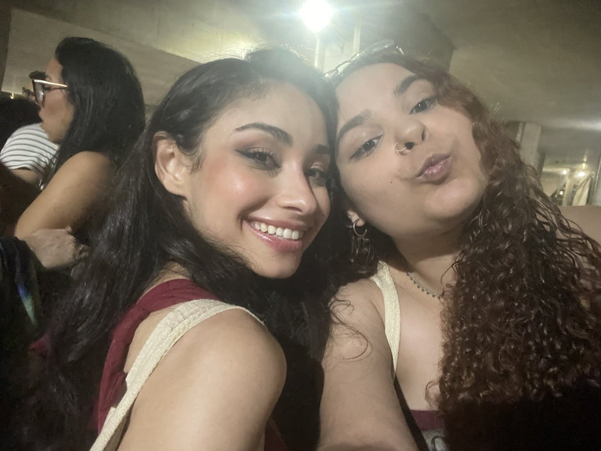 letfms's tweet photo. foi tão especial conhecer as irmãs do teatro musical 🥹 estarei acompanhando vocês em todos os palcos que eu puder, obrigada por tanto! 🫧💗💘 @montenegrom25 @pamelarossini8 https://t.co/jTuruNp3ZW