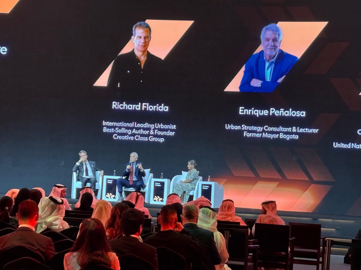 EnriquePenalosa's tweet photo. La semana pasada tuve el honor de participar en la gran conferencia de LIVEX en Abu Dhabi, en el que estuvieron personajes de importancia mundial como el periodista Tucker Carlson, el actor Ryan Reynolds (que invirtió en el equipo La Equidad de Bogotá), el urbanista Richard Florida y la exalcaldesa de París Anne Hidalgo