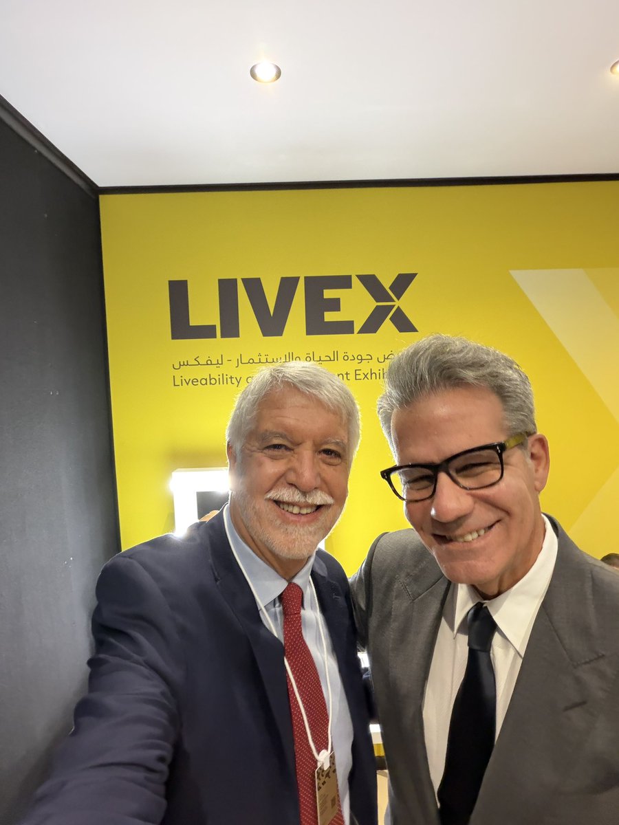 EnriquePenalosa's tweet photo. La semana pasada tuve el honor de participar en la gran conferencia de LIVEX en Abu Dhabi, en el que estuvieron personajes de importancia mundial como el periodista Tucker Carlson, el actor Ryan Reynolds (que invirtió en el equipo La Equidad de Bogotá), el urbanista Richard Florida y la exalcaldesa de París Anne Hidalgo