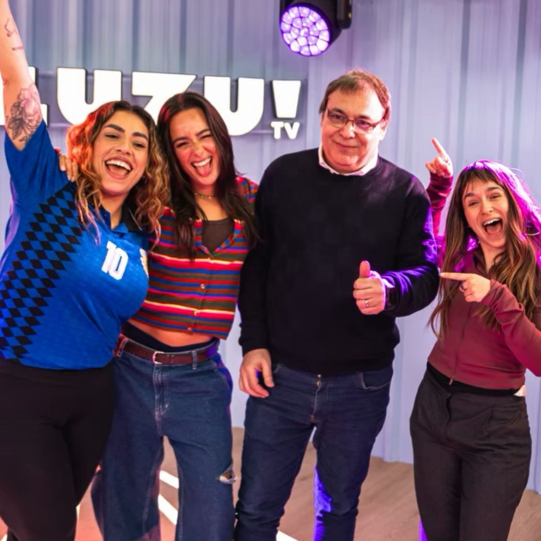 ZZNoficial's tweet photo. UNA TERAPIA MUY ESPECIAL 🥹 @LicenciadoRolon paso por #PLP e hizo Pensar a @FlorJazminPe16, @AniyaEsposito y @EvittaLuna durante su Visita 🎙️ Lo vieron más de 125k en Vivo y en solo 2 días ya superó 1M de Vistas On-Demand https://t.co/MVsDQ1JQp6
