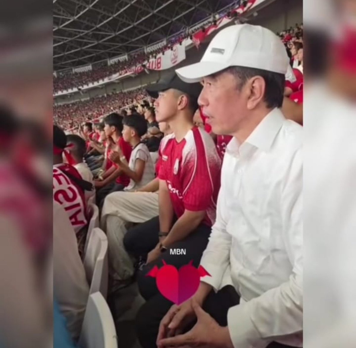 _Sadewa__'s tweet photo. Stadion yang sama.
Nonton pertandingan yang sama.
Diwaktu yang sama 
Tapi Prabowo Jokowi duduknya nggak sama-sama.

Pengkhianat itu sudah ditinggalkan.
Betul tidak bro @DedynurPalakka ?😁
#TimnasDay https://t.co/UDRTzzZJTk
