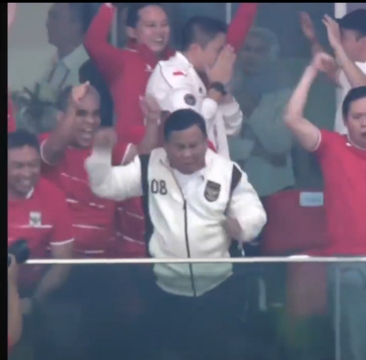 _Sadewa__'s tweet photo. Stadion yang sama.
Nonton pertandingan yang sama.
Diwaktu yang sama 
Tapi Prabowo Jokowi duduknya nggak sama-sama.

Pengkhianat itu sudah ditinggalkan.
Betul tidak bro @DedynurPalakka ?😁
#TimnasDay https://t.co/UDRTzzZJTk