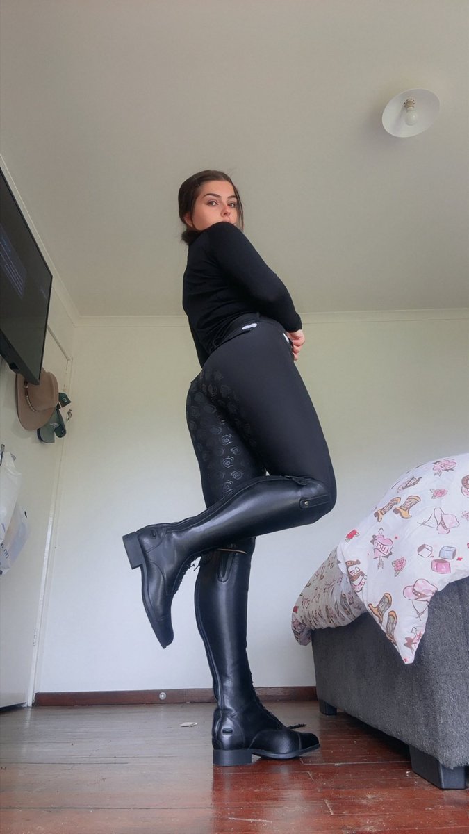 Jessiesfeety's tweet photo. Hiiiii it’s ur sexc equestrian goddess. 
On your knees and send heheheh 
K bye https://t.co/QwnM0lNorW