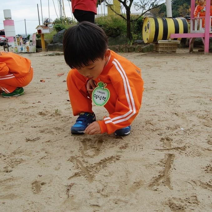 eomkkumneri0113's tweet photo. 가을여행 부여땅 자연미술학교에 왔어요
밤도 줍고 밧줄놀이도 하고 모래놀이도 하고 재미나게 보내는
꿈내리유치원 지혜로운반 엄성현 어린이 https://t.co/CDvZ35tMMC