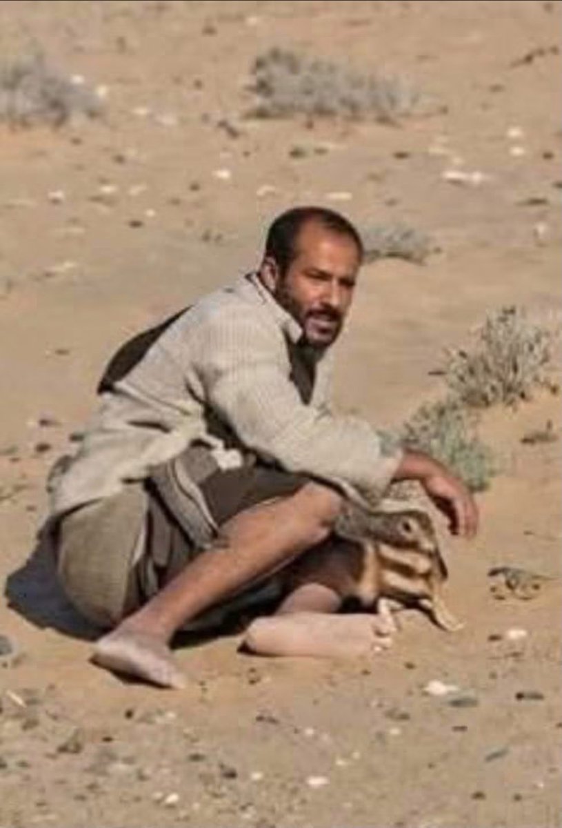 Yahya_N1387's tweet photo. شدتني هذه الصورة … ليس لأن الرجل يحمل سلاح  أو لأنها في معركة ولكن لأن أقدامه العارية تطرح سؤال أكبر من الصورة نفسها .. 

على ماذا يقاتل؟

يقاتل دفاعاً عن جماعة لم تمنحه حتى شبشب أو جزمة عسكرية تحمي اقدامه .
هل يقاتل من أجل أبنائه ؟ هم أكثر المتظررين عندما يصبحون بلا أب .
هل يدافع عن أرضه ؟ لا . فهو الذي ذهب للسيطرة على أراضي ومحافظات غيره  .
هل يقاتل من أجل الكرامة؟
الكرامة تبدأ بأن يستطيع الإنسان أن يوفر لقمة عيشة ، وأن يجد عملاً وراتباً وتعليماً وصحة وأمناً .. لا أن يُدفع إلى الجبهة ثم لا يجد حتى جسده الموت بكرامه .

قد يبدو الحذاء في نظر البعض شيئاً بسيطاً لكنه في هذه الصورة ليس مجرد حذاء .
إنه رمز لكل الأشياء التي يمكن أن يُحرم منها الإنسان ثم يُطلب منه أن يقدم أغلى ما لديه  : حياته . من أجل أن يستمر غيره في الظهور بالخطابات المكررة وهو يحمي نفسه تحت الأرض . 

كيف اقنعوه  بأن حربهم ستصنع له غداً أفضل، بينما حاضره لم يوفر له حتى حذاء يمشي عليه ؟