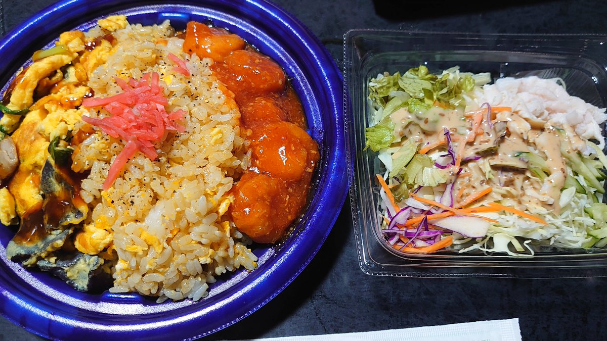 RN_stickfigure's tweet photo. ＜417A＞できたて直後に取ったエビチリと玉子炒め炒飯とサラダ。
珍しく店内アナウンスでIR情報が流れていたな。 #飯 https://t.co/Z2yH2QhVeG