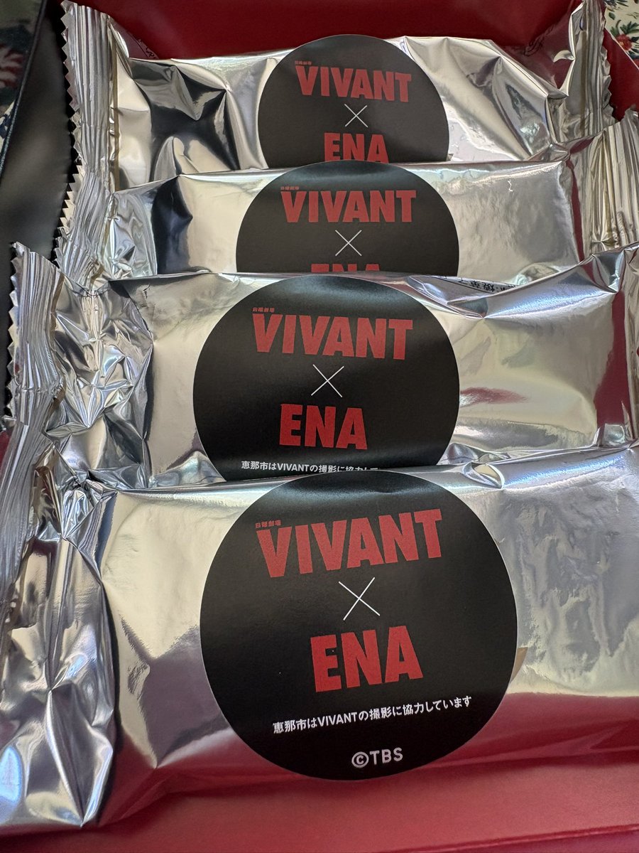 8chi1ho7's tweet photo. 先日発売された「VIVANT × ENA」の栗クッキーサンド🌰

パッケージには前回放送された『VIVANT』で黒須駿（松坂桃李さん）の実家として登場した、恵那市の建物が✨
聖地巡礼のお土産にもぴったりです😊

#VIVANT #恵那市 #撮影地 #恵那観光大使 https://t.co/5ZFcmwYq6i