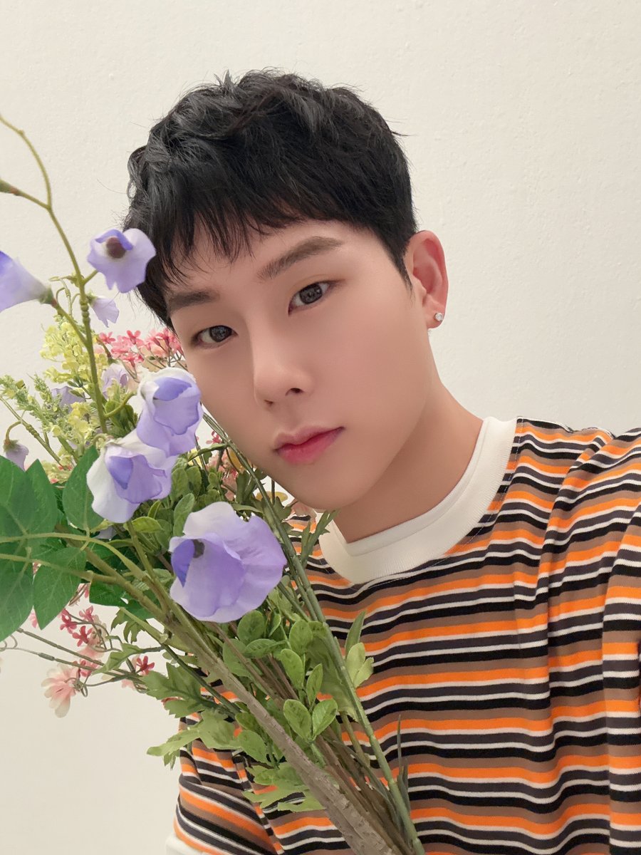 OfficialMONSTAX's tweet photo. [📸]
생일 축하해 준 몬베베를 위해 준비했어...💐

#MONSTAX #몬스타엑스
#JOOHONEY #주헌
#HBDtoJOOHONEY https://t.co/xYJJp0seho
