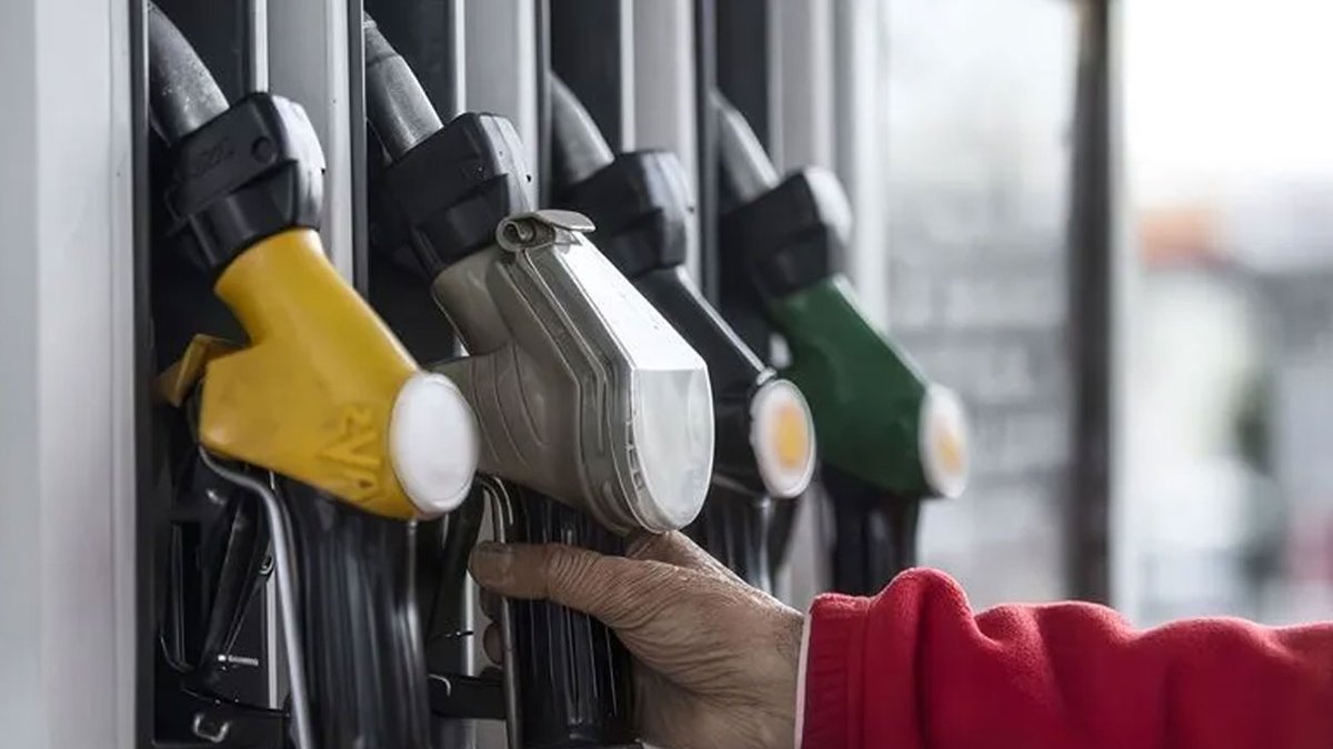 BirGun_Gazetesi's tweet photo. Akaryakıtta tabela değişti: Motorine bir kez daha indirim

◾️Motorine gece yarısından itibaren 4,95 lira indirim geldi

◾️Motorin İstanbul’da 90,09, Ankara’da 91,16, İzmir’de 91,47 liraya geriledi

◾️Benzin fiyatlarında değişiklik olmazken, iki yakıt arasındaki fark 5 liraya düştü

Haberin tamamı:
https://t.co/otkVZ2oI6J