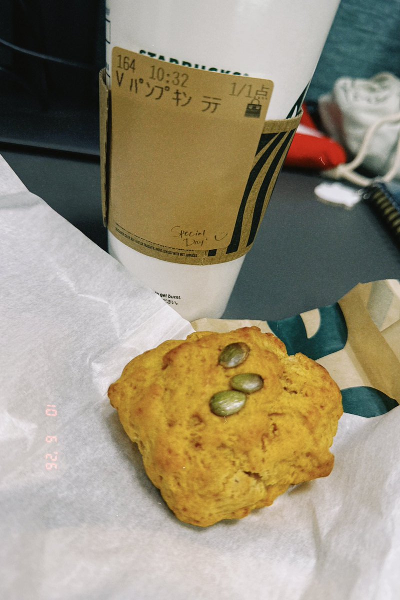 lilym_pr's tweet photo. かぼちゃが大好きなのでこの季節は最高です🎃スタバのパンプキンスパイスラテが大好物なので、飲めるだけ飲んでやろうという気持ち☕️パンプキンスコーンも買ってかぼちゃ三昧🙌 https://t.co/Dqg0CkhnsW