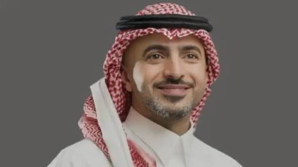 naifalmutair's tweet photo. رئيس #النصر الجديد المكلّف 
مدة التكليف (85 يوم ) فقط 
أنا شخصياً لا اعرفه تماماً ولا اعرف عنه اي معلومة مؤكدة .. دخلت حسابه لقيته ( منظّف ) 😅
بعد ظهور اسمه وجدته مبلّك معظم اعلاميين #النصر والمؤثرين والأعظم من ذلك انه مبلّك حساب النادي بكبره 😂
المريسل احد ضحايا البلوك تواصل مع الرئيس الجديد وسأله عن سب توزيع البلوك على النادي وعشاقه وبرر ذلك انه يجهل في التعامل مع ( منصة X )
ايضاً نقل له المريسل حرص النصراويين على انها ملف جواو فيليكس .
ورد سعادة الرئيس ان جواو ضمن أولويات اهتمامهم !!
ايضاً وصلتني بعض التغريدات المنسوبة له سأرفقها هنا والتي تفوح بالتعصب ضد #النصر والاساءة له ولجماهيره.
اتمنى تكون غير صحيحة ..
عموماً من وجهة نظري الخاصة الذي لا يجيد التعامل مع ( منصة X ) المنصة الأكثر مرونة وسهولة حتى على الأطفال كيف له ان يتعامل مع نادي يعتبر من الأشهر الاندية في العالم وكيف له ان يستطيع التعامل مع ملفاته المعقدة مثل الرقابة المالية والنجوم الأكثر شهرة والمدرج الأكثر صعوبة .
ايضاً رجعت للبحث عن سيفي الاستاذ احمد وجدت ان سجلّه لم يتجاوز المبيعات .
( ثوب الأصيل ) و ( العربية للعود ) و ( السيف غاليري ) بين الأقمشة والعطور والأواني المنزلية . !!؟
لا يوجد في سجلّه اي انتماء للمجال الرياضي بتاتاً ..
ايها المسئول الموقر هل انتهت الكوادر الرياضية من المجتمع حتى تحضرون للاندية من لا يعرف ابجديات الكرة ولم يمارسها حتى في حصص الرياضة المدرسية ؟

ايها المسئول الموقر عن رياضتنا .. هل من المعقول انه لا يوجد شخص كفو ينتمي للنصر  يستلم مسئوليته بدلاً من مشجعي الاندية الاخرى .

اخيراً .. اتمنى ان تخيب ظنوني وظنون الكثيرين من عشاق #النصر وان يقدم الرئيس الجديد احمد السلطان ما يسعدنا ويجعل المدرج يهتف بإسمه ويطالب باستمراره
وان يكون فعلاً ملف جواو ونجوم الفريق اول اهتماماته بالبقاء وليس المغادرة ..
واتمنى ان تمضي ( 85 يوم ) بسلام على النادي .
