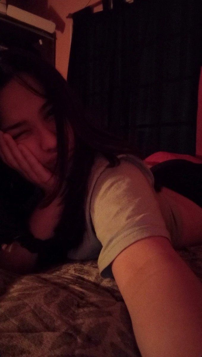 badnicolle's tweet photo. aki acostada https://t.co/cYiufID7a6