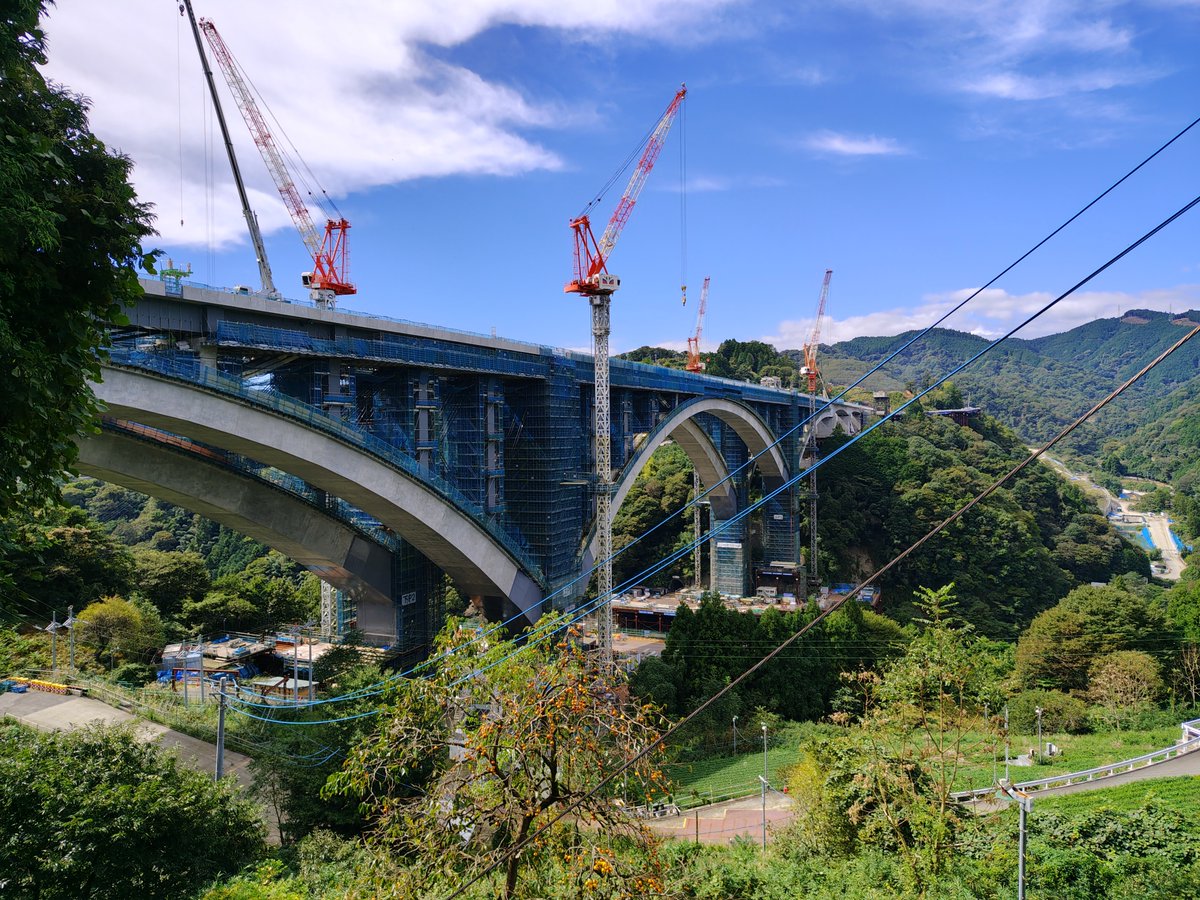 neko_mois's tweet photo. 山北天空橋。上の方から覗き込むと結構賑やかに工事してる。 https://t.co/TsrLkAoY78