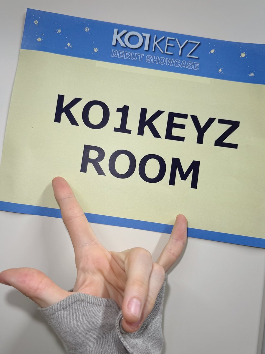 KO1KEYZofficial's tweet photo. 𝗧𝗼𝗱𝗮𝘆 𝗶𝘀...
𝗞𝗢𝟭𝗞𝗘𝗬𝗭 𝗗𝗘𝗕𝗨𝗧 𝗦𝗛𝗢𝗪𝗖𝗔𝗦𝗘!!!!!!!!!!!!

会場にお越しのKO1LYの皆さんも
生配信でご視聴くださるKO1LYの皆さんも
一緒に素敵な思い出を作りましょう 🤟🍀

#KO1KEYZ_DEBUT_SHOWCASE
#KO1KEYZ
#コイキーズ #코이키즈 https://t.co/TDop8q9TXi