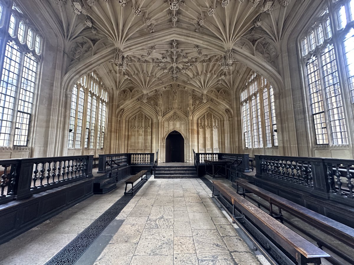 shi17_na's tweet photo. UK4日目③

オックスフォードはボドリアン図書館のDivinity Schoolへ行きました。炎ゴブでダンスレッスンの撮影があったり、あとは医務室として使用された場所です。ツアー参加すると図書館にも入れるんですが、今回は参加出来なかったのでもし次があるなら、リベンジしたい…！

#sheena_UK旅 https://t.co/pCrZS8ciCJ