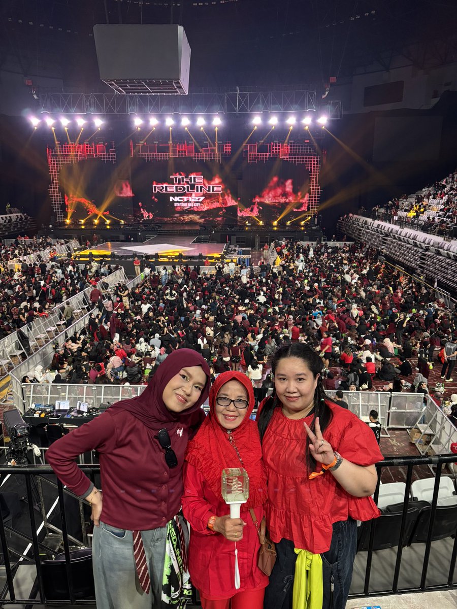 nctyongfz's tweet photo. aku bawa mama dan kakakku padahal, tapi tetap konsernya ga 24 jam🙂‍↔️
overall, mama saya acc bgt konser ini, walau belio fancam pake hp gemasnya itu dan memberitahu kesemua gengnya tentang konser yg temanya belio banget, MERAH MENYALA🫰🏻🙂‍↔️🫰🏻
dan kakakku teryuta yuta🫰🏻 https://t.co/M7GjXvGz9F