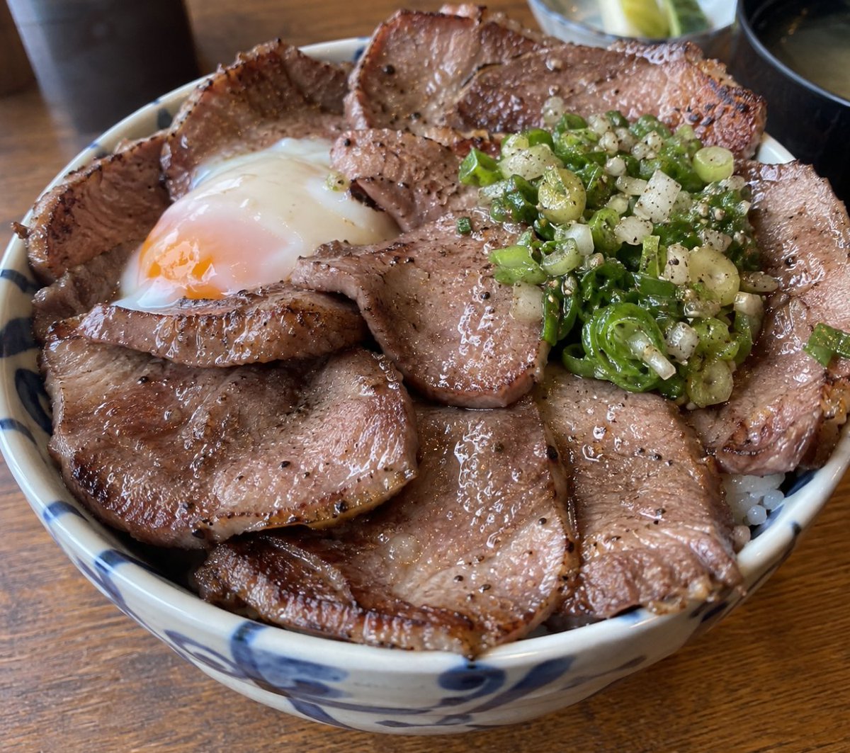 pedrolosada1's tweet photo. 半額肉で作った原価406円の牛タン温玉丼。 https://t.co/yHgFqps1uu