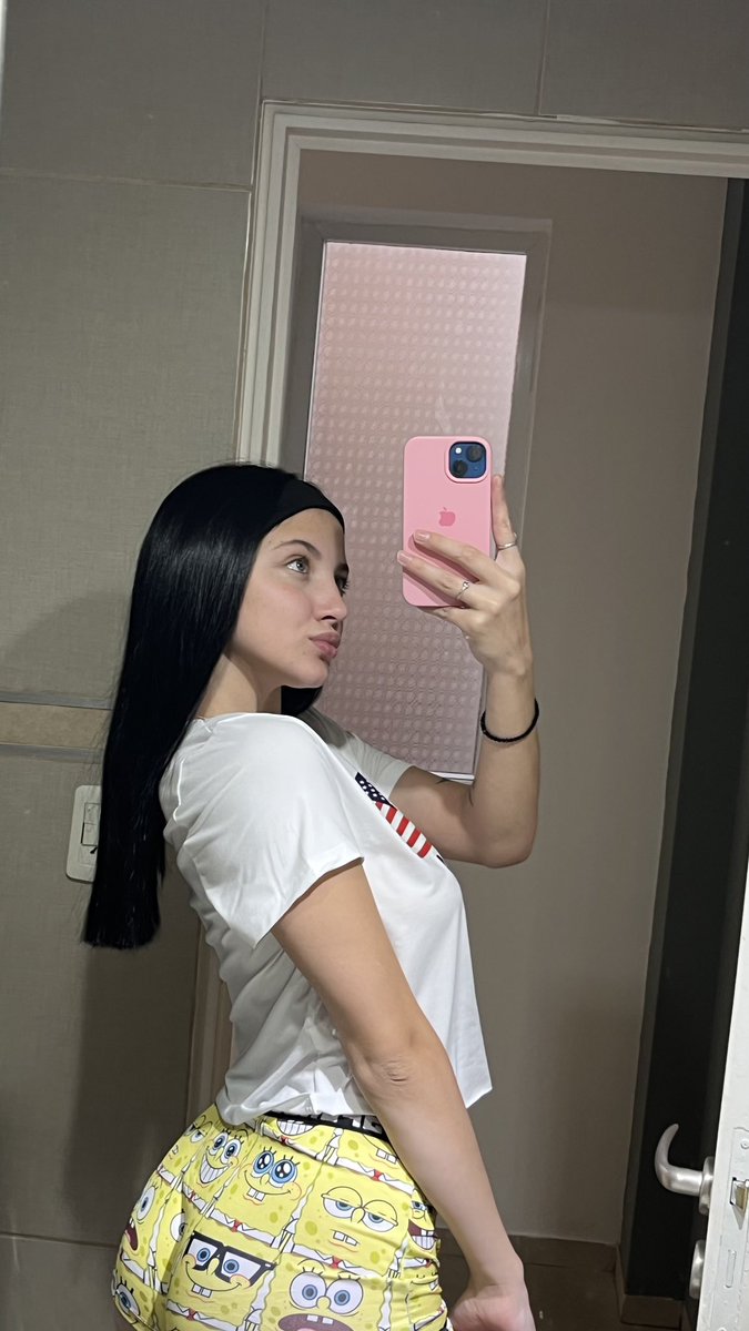 millienova_'s tweet photo. getting cozy before bed... what's ur favorite part of the nightttime routine?🎀 https://t.co/neps7hbPZ5