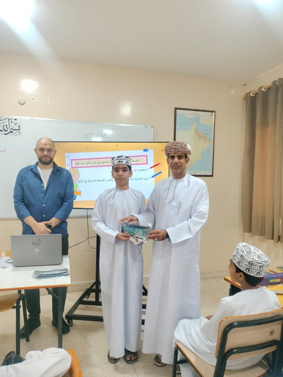 eduGovmct1605's tweet photo. تكريم مجموعة الشهر في مادة الرياضيات

احتفاءً بالطلبة المتميزين من الصفين السابع (1) والسابع (2) تقديرًا لالتزامهم الأخلاقي وتميزهم الدراسي وحرصهم على الجد والاجتهاد والمثابرة.
جاء التكريم بإشراف المعلم مصطفى محمد دعمًا لثقافة التميز والتحفيز وترسيخًا لقيم الانضباط والمسؤولية https://t.co/BYKl2MvQPg