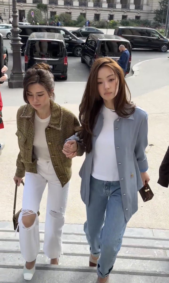 trendlmneverdie's tweet photo. ปารีสมีอะไรดี อ๋ออ… มีหมิวลีน่า

#CHANELSS27xLenaMiu
#LalinaLena #MiuNatsha
#CHANELSpringSummer 
#CHANEL #PFW @CHANEL https://t.co/Lp4E3BWokc