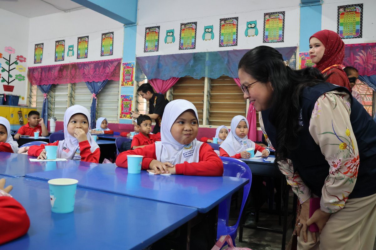 WHOWPRO's tweet photo. Twenty countries and areas across the Western Pacific and South-East Asia are accelerating action to expand access to essential oral health care.

At the 16th Asian Chief Dental Officers Meeting in Kota Kinabalu, Malaysia, countries reached the midpoint of the 100-Day Sprint — refining essential oral health benefit packages, addressing implementation bottlenecks and advancing practical solutions to integrate oral health into universal health coverage.

Read the press release here: https://t.co/ddsJFRV6ME
