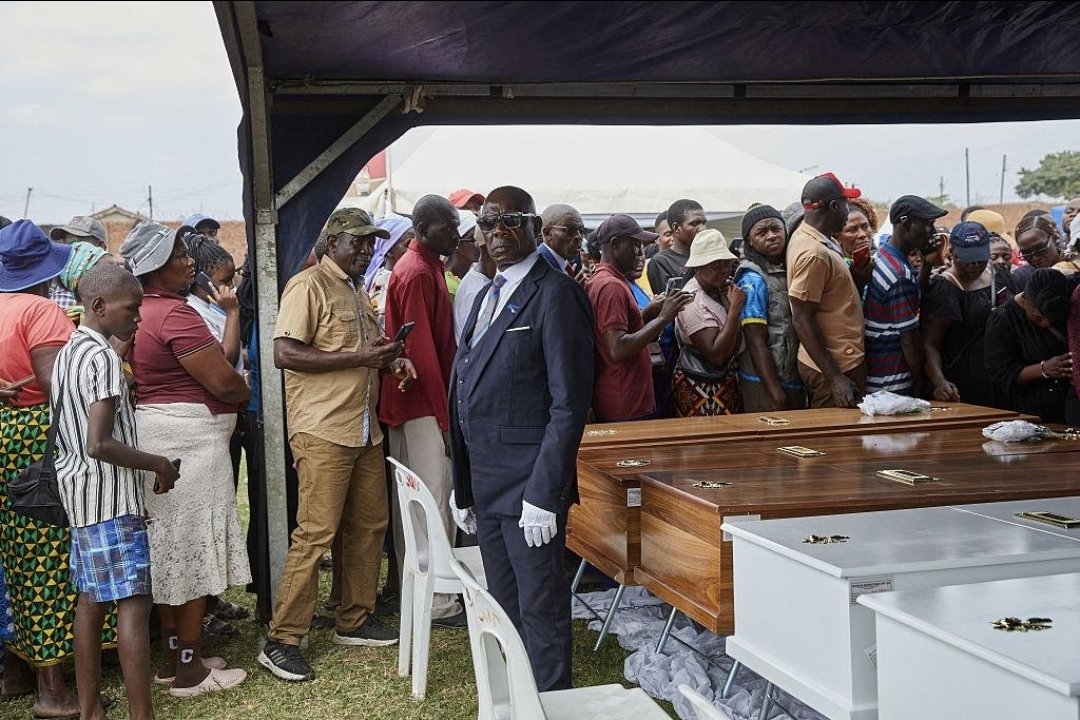 vadhipisi's tweet photo. Let us RememberKariba today. 🇿🇼

Disaster response goes beyond the headlines—from rescue and family support to recovery, safer infrastructure and prevention. The Justice Mafusire-led inquiry is key to learning lessons and building a safer future for Kariba. https://t.co/EqfldTBsQp