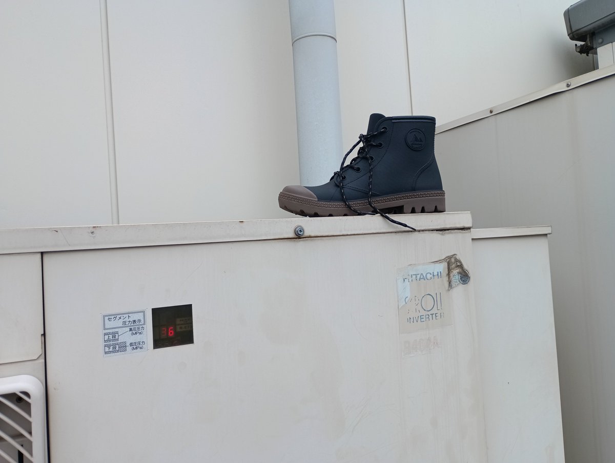 strong_kato's tweet photo. 結構みるんよなこの片足だけ放置されてるやつ
何を考えてたらこの片足だけ忘れる事ができるんやろ
しかもほとんど新品やんけこれ https://t.co/vOVE5JxANc