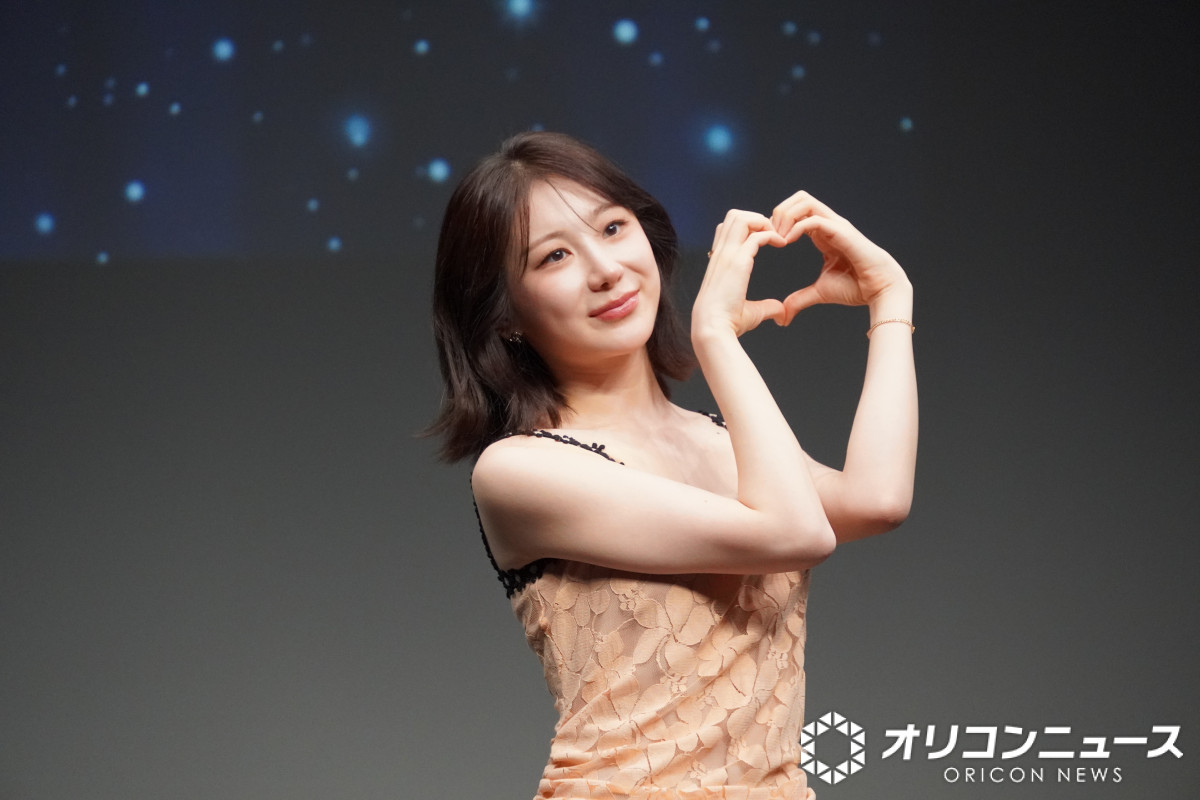 oricon's tweet photo. 元IZ*ONEイ・チェヨン、新曲初披露✨
日本デビュー目前サプライズで涙(写真15枚)
https://t.co/wBLSiWim1Y
 
日本デビュー記念記者発表会を開催！
矢吹奈子＆本田仁美のメッセージに感激
 
1stシングル『ボクノコエ(My Voice)』を
10月8日(木)にリリース！💿 https://t.co/J7vCpYg9f0
