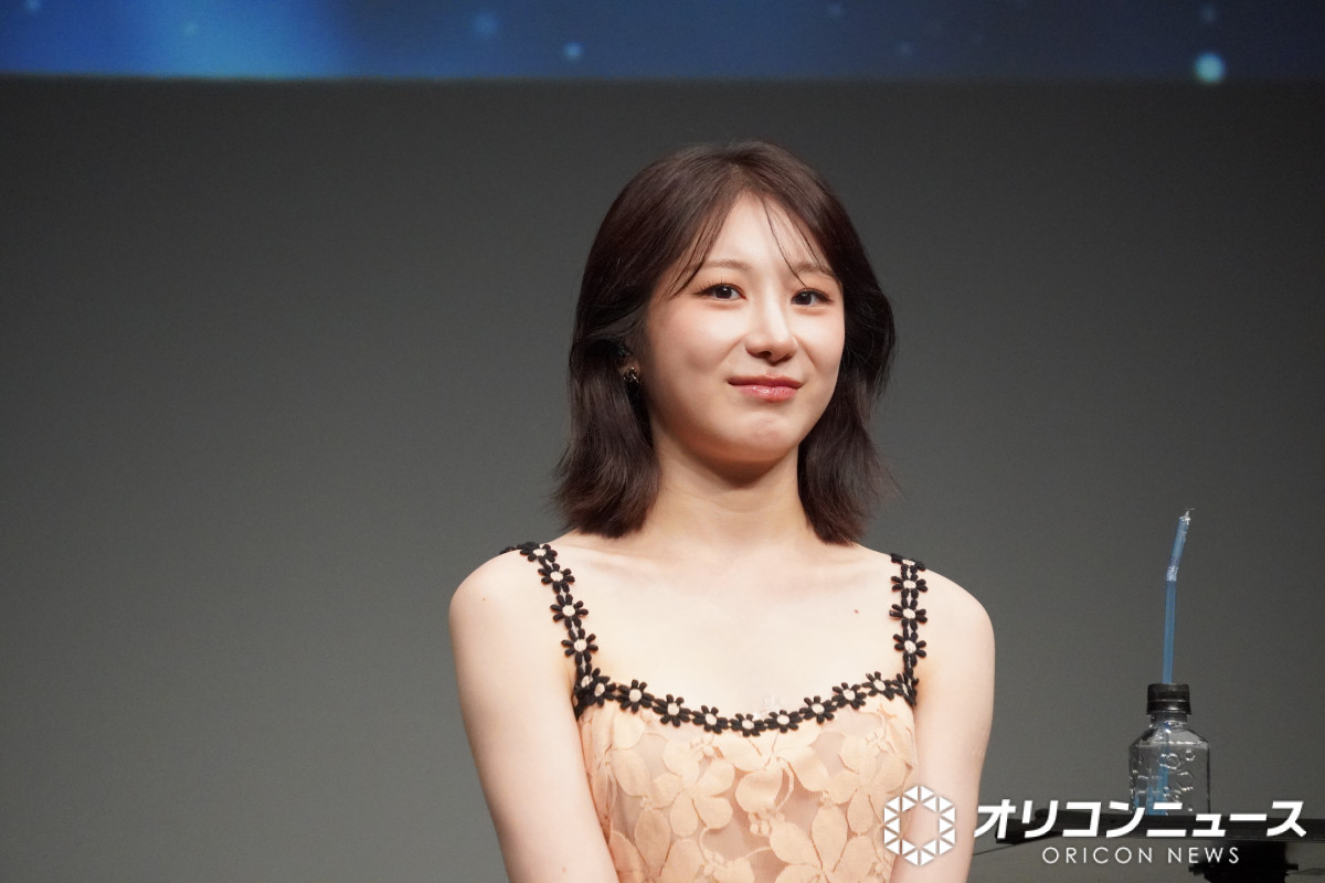 oricon's tweet photo. 元IZ*ONEイ・チェヨン、新曲初披露✨
日本デビュー目前サプライズで涙(写真15枚)
https://t.co/wBLSiWim1Y
 
日本デビュー記念記者発表会を開催！
矢吹奈子＆本田仁美のメッセージに感激
 
1stシングル『ボクノコエ(My Voice)』を
10月8日(木)にリリース！💿 https://t.co/J7vCpYg9f0