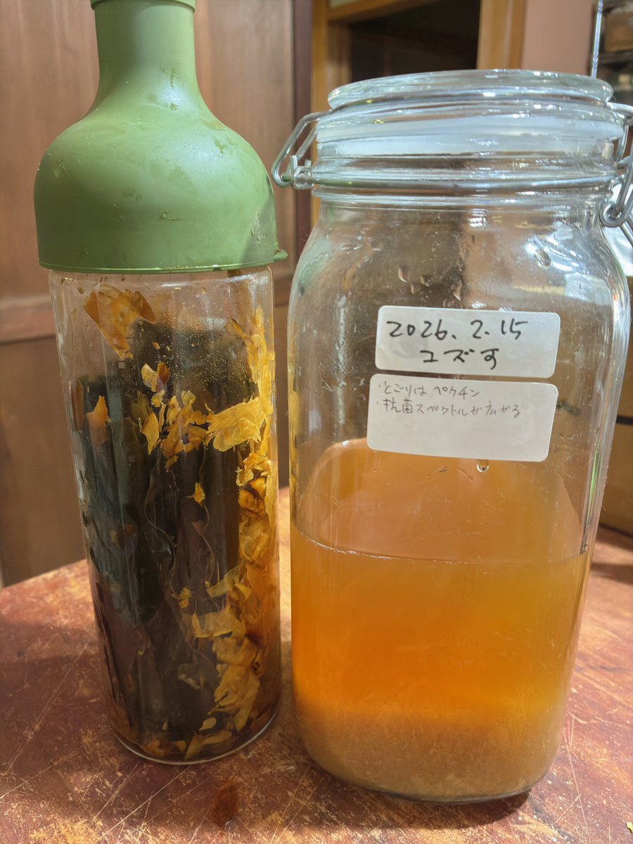 shizenbito_'s tweet photo. カンタン自家製ポン酢。
誰でもカンタンに作れます。

昆布とカツオをたくさんいれた瓶にお醤油を入れて2．3日放置。

できたら、
お酢と煮切りみりんを冷ましてから好みで混ぜるだけ。

うちは、冬に採ったゆず酢を入れています。

無添加、好みの味にできますよ。 https://t.co/KmLspoHPtI