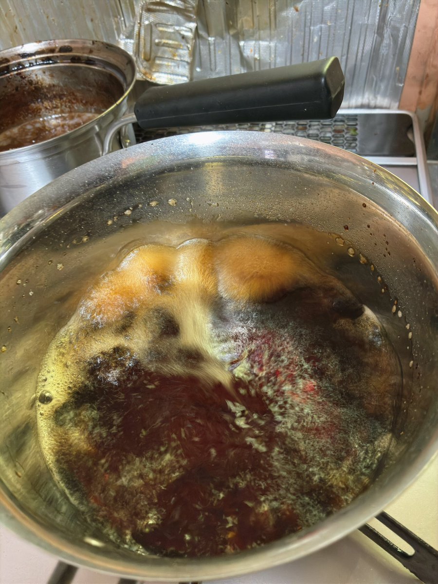 shizenbito_'s tweet photo. カンタン自家製ポン酢。
誰でもカンタンに作れます。

昆布とカツオをたくさんいれた瓶にお醤油を入れて2．3日放置。

できたら、
お酢と煮切りみりんを冷ましてから好みで混ぜるだけ。

うちは、冬に採ったゆず酢を入れています。

無添加、好みの味にできますよ。 https://t.co/KmLspoHPtI