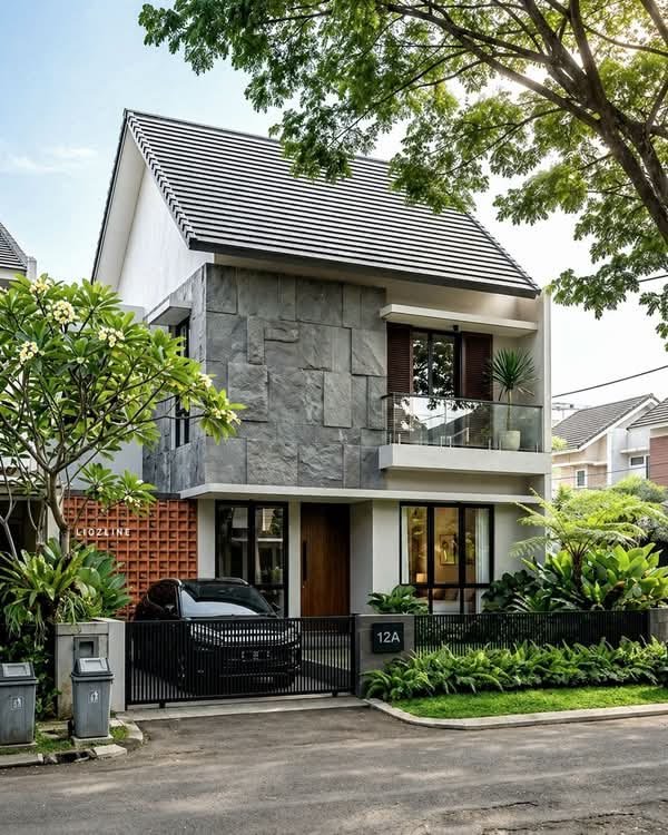 _OvalDesigns's tweet photo. Contemporary doesn't have to mean climate-blind.

You can have:

Clean lines
Large openings
Modern materials
Minimalist interiors

And still use:

Shading
Courtyards
Deep eaves
Landscape
Cross ventilation

Modern + climate-responsive can coexist.

Design sustainably today🌿 https://t.co/FXkUFooaFY