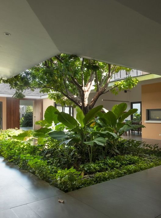 _OvalDesigns's tweet photo. Contemporary doesn't have to mean climate-blind.

You can have:

Clean lines
Large openings
Modern materials
Minimalist interiors

And still use:

Shading
Courtyards
Deep eaves
Landscape
Cross ventilation

Modern + climate-responsive can coexist.

Design sustainably today🌿 https://t.co/FXkUFooaFY
