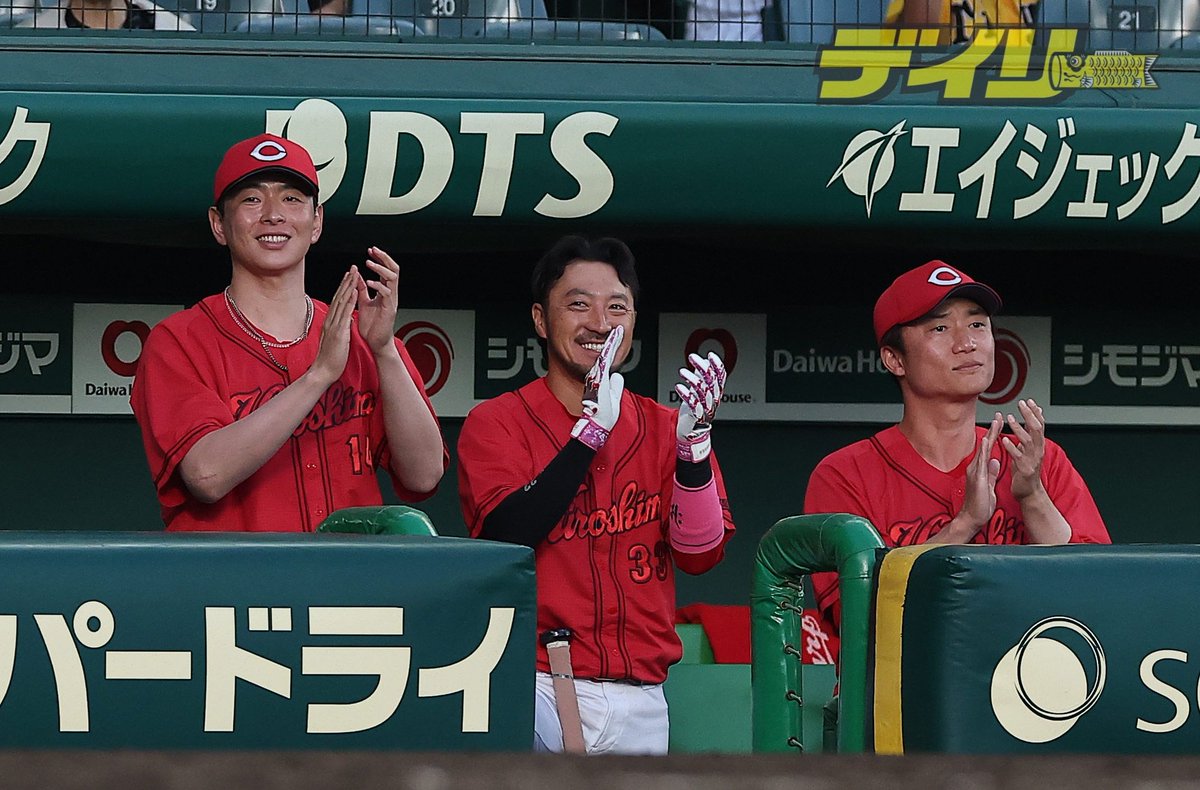 daily_hiroshima's tweet photo. 試合前に引退セレモニーに臨んだ阪神・岩貞祐太投手に拍手を送るカープ戦士たち✨

#広島 #広島カープ #carp #デイリー https://t.co/tefz5qq9R2