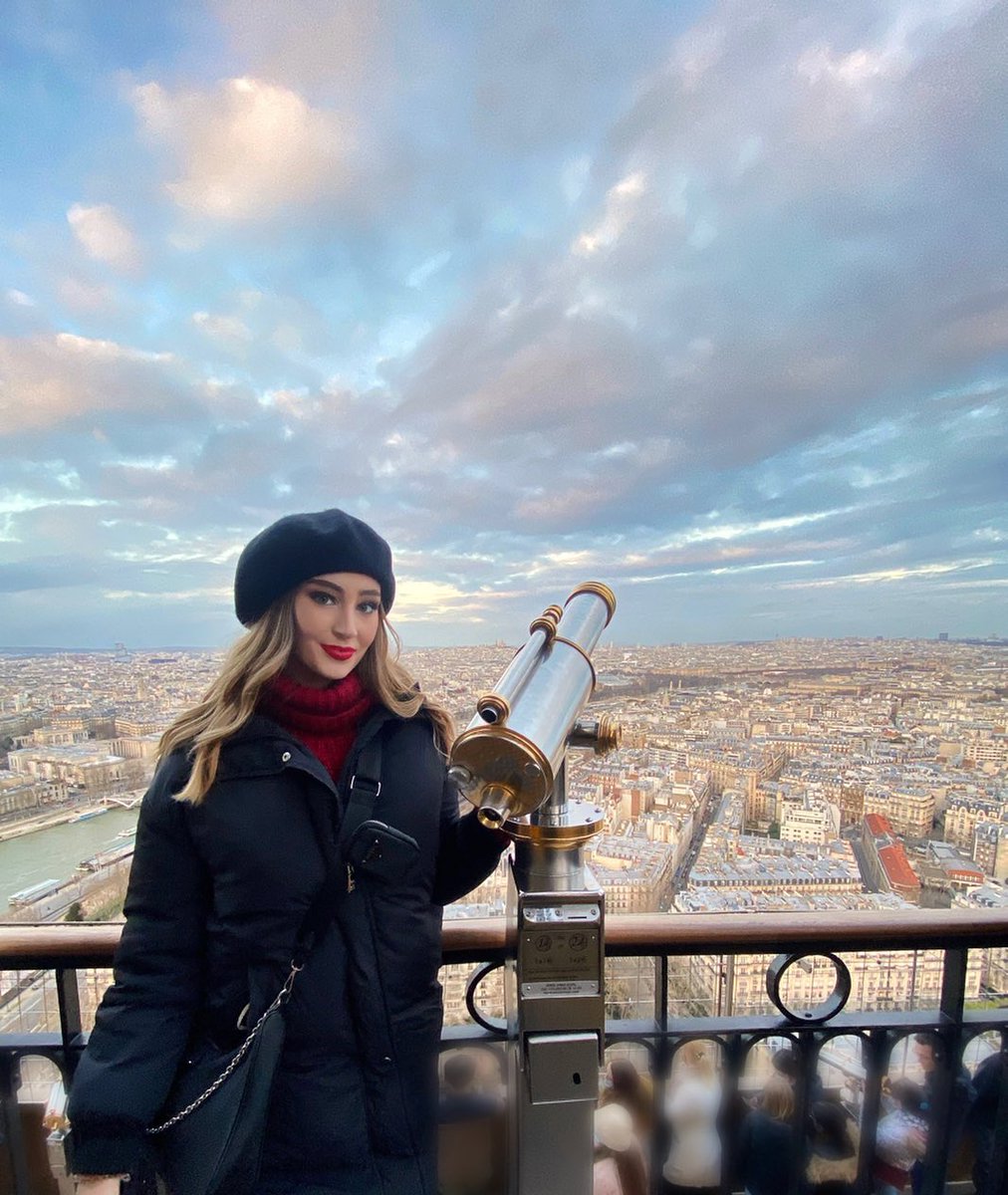 MaryseHeart's tweet photo. Beret on, worries off. Let’s explore! 🎨✈️ https://t.co/cZxBRePfwB