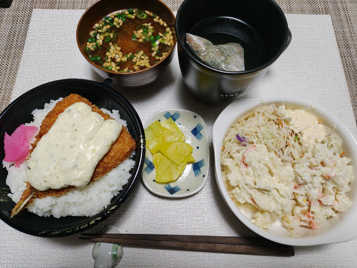 tomo110607's tweet photo. こんばんは〜
今日の夜ごはんです。

会社の帰りにお弁当屋さんに寄って買ったのが大きなアジフライ丼。タルタルソースとご飯の組み合わせは初の経験です😂 https://t.co/z5ppAxASjP
