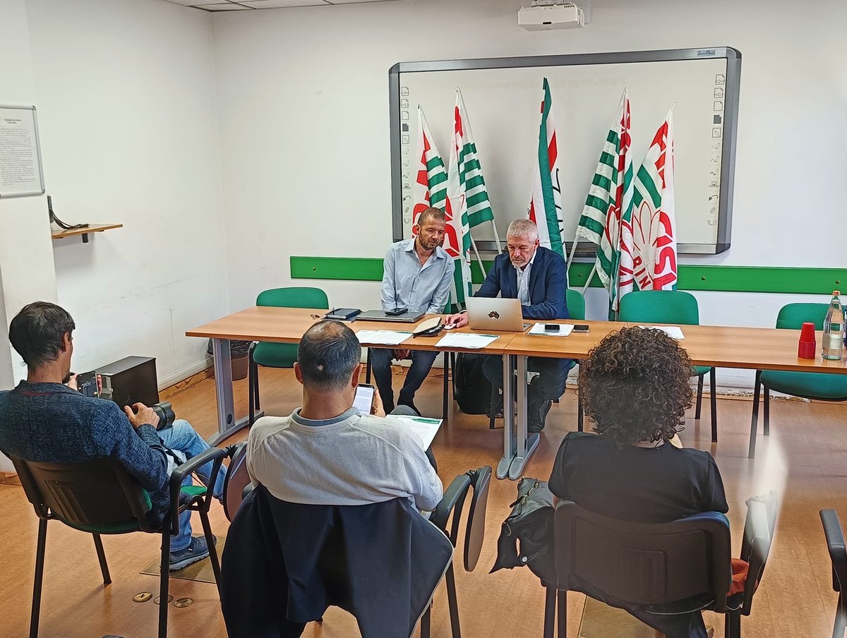 FIMCislStampa's tweet photo. #Stellantis al via nella sede CISL di Torino presentazione del report #FIM per il 3^trim. 2026. Crescono i veicoli 340.745 rispetto all’anno horrobilis  2025. 
Volumi in crescita ma ancora bassi. Grave la situazione del plant di Cassino https://t.co/Is7zlBbqv3