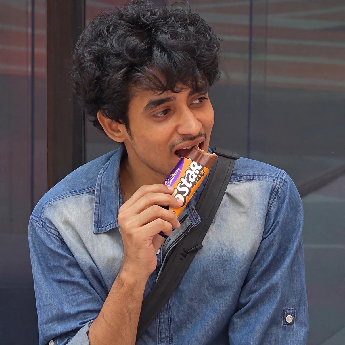 honey16150honey's tweet photo. Naresh baga dengulu pettadu charan ki🤣🤣🤡

#BiggbossTelugu10 #Biggboss10Telugu https://t.co/5ciyBQIqVm