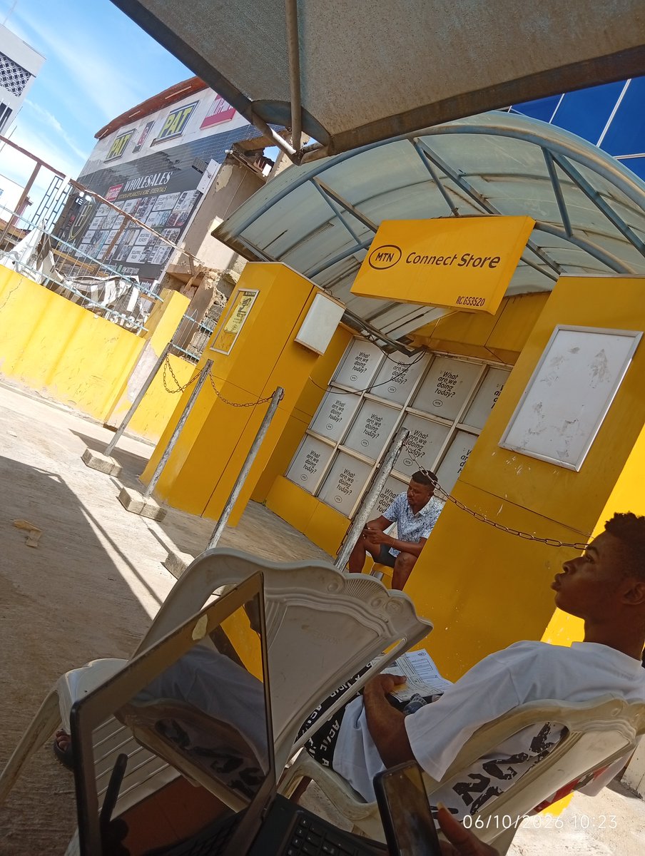 TifeQ's tweet photo. I am currently experiencing the same, I paid 4 days ago, and I have been coming here to @MTNNG office in Akure. Coincidentally I'm still there. https://t.co/M3lmrHRWuS