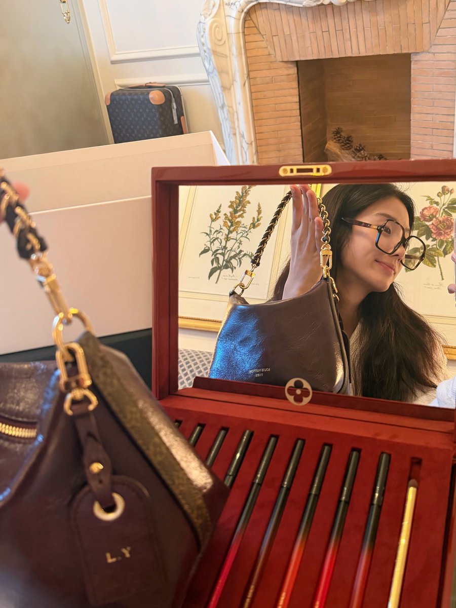 for0927x's tweet photo. 261006 Lu Yuxiao INS update

“A little cat came over to say hello.
It's a sunny day~! 

@LouisVuitton @.NicolasGhesquiere
#LVSS27 #NicolasGhesquiere #LouisVuitton”

instagram: luluyuxiao_27
#LuYuxiao #卢昱晓 https://t.co/zkzDl1Zam3