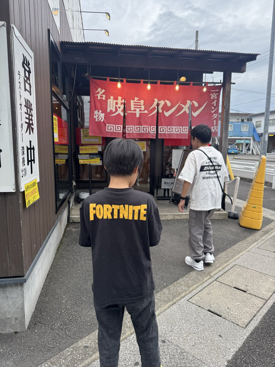 machaorange's tweet photo. 日曜日は朝5時起きからの愛知県一宮ハウジングセンターまで行ってきたよ😆
レッドヒーローショーでした。
それに警察いて、イベントしてまして、
制服を着させていただきました（笑）
愛知に来たら恒例の岐阜タンメンやで👏めちゃくちゃ美味い。
一宮のスタバ寄りーの。
新作飲んだけど、甘かったわ https://t.co/KbAxd3VzIc